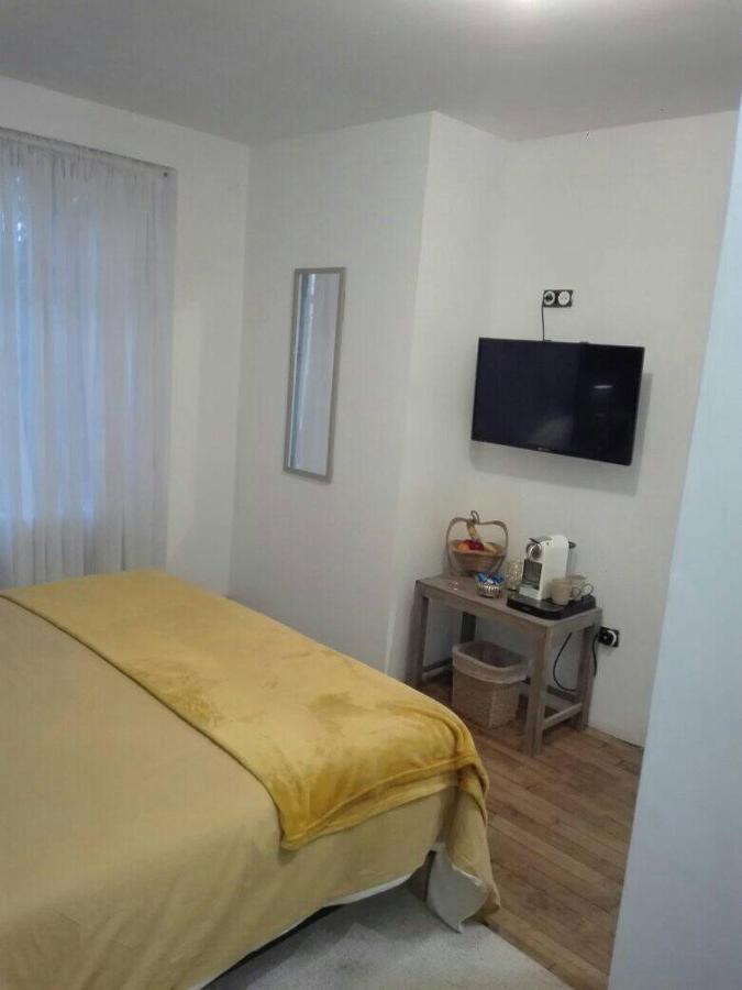L'Esquilon Chambre D'Hote Bed & Breakfast Thiat Exterior photo